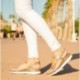 SANDALEN PANAMA JACK SELMA TROPICAL FLORAL_TAUPE