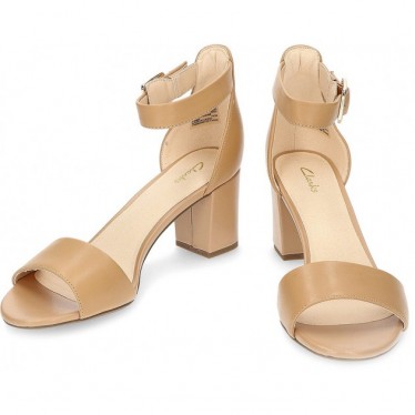 CLARKS DEVAMAE SANDALEN CAMEL